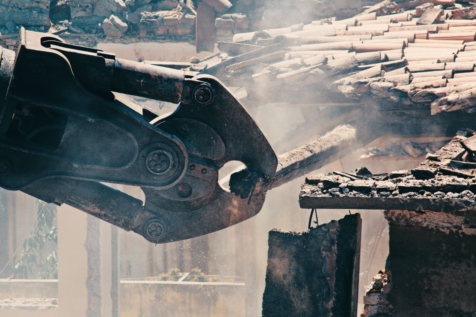 Illustrative photograph: large-scale structural demolition of a concrete building